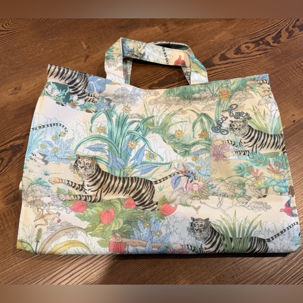 GUCCI BEAUTY GWP Limited Edition Tiger Tote - Picture 11 of 12